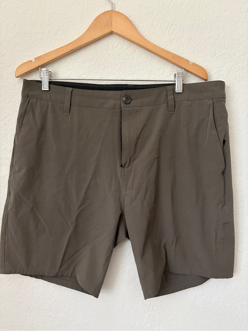 VUORI Men's Aim Brown-Gray Performance Shorts 36 - Picture 3 of 9